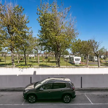 Face à La Avec Parking Palavas-les-Flots